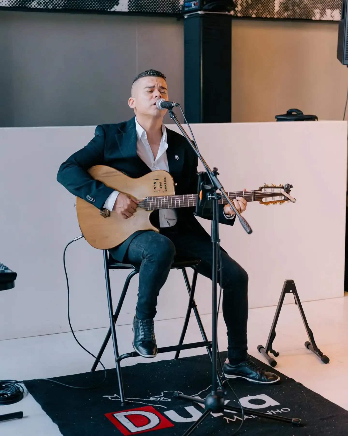 Imagem de Mário Duka a cantar num casamento